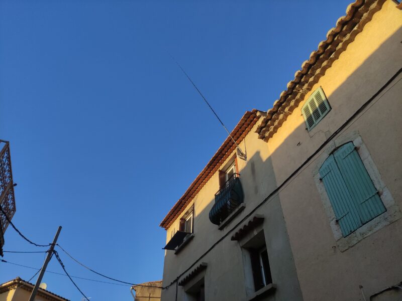 Antenne radioamateur en façades de maison ou appartement ou balcon